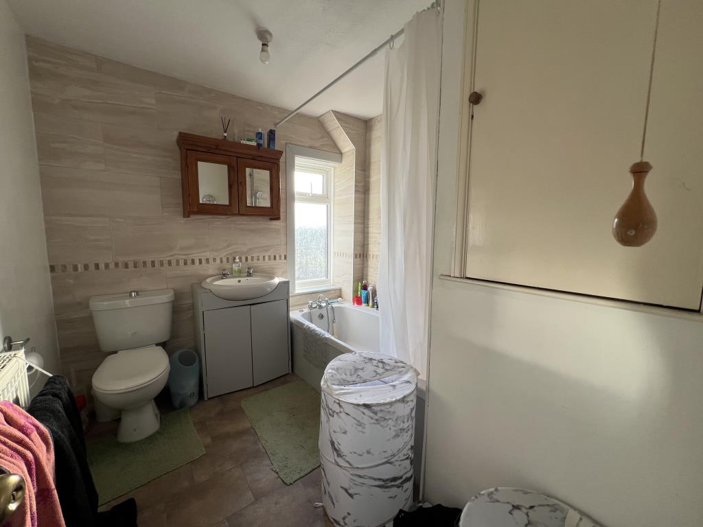 Lot: 163 - PROPERTY WITH GARDEN AND PLANNING PERMISSION FOR A FURTHER DWELLING - General view of the bathroom